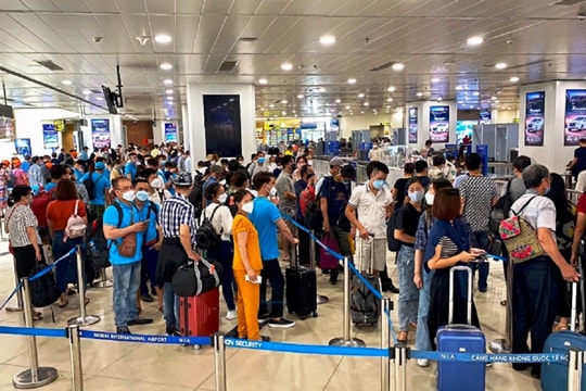 Muốn về quê ăn Tết, nhiều hành khách phải bỏ cả chục triệu đồng mua vé