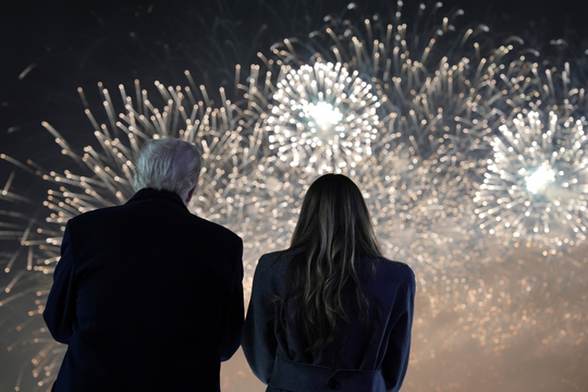 Gia đình ông Trump chiêm ngưỡng pháo hoa trước ngày nhậm chức