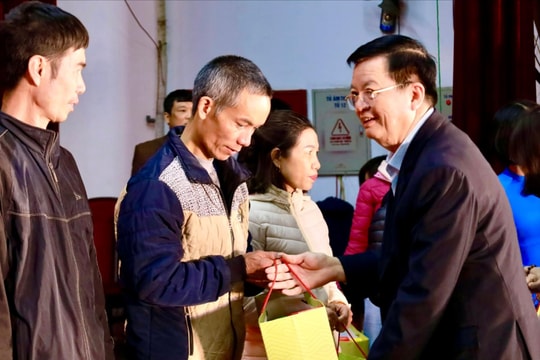 Trưởng Ban Dân vận Trung ương Mai Văn Chính tặng quà người lao động ở Hải Dương
