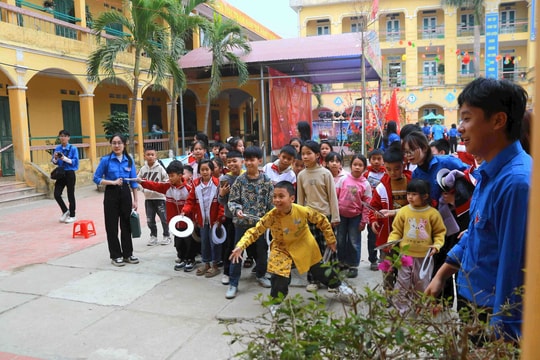 Sinh viên tình nguyện Hải Dương đem 'Tết sum vầy' đến xã Chí Minh