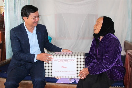 Ninh Giang tặng hàng trăm suất quà Tết cho gia đình chính sách, hộ nghèo