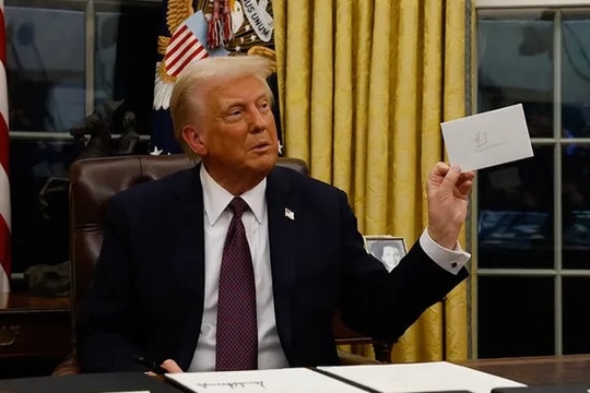 Tổng thống Trump tiết lộ nội dung bức thư người tiền nhiệm Biden để lại trong ngăn bàn