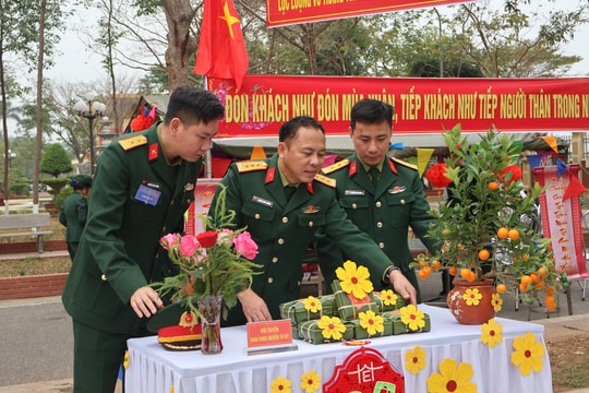 Bộ đội Hải Dương thi gói bánh chưng, nấu cỗ Tết