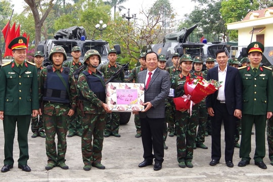 Đồng chí Phó Bí thư Thường trực Tỉnh ủy Lê Văn Hiệu chúc Tết một số đơn vị