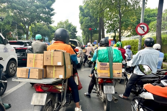 Áp lực bủa vây shipper mùa Tết