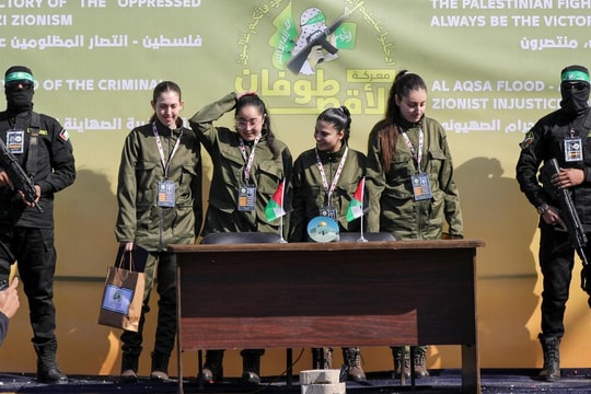 Hamas trao trả 4 nữ con tin, đổi lấy tự do cho 200 người Palestine