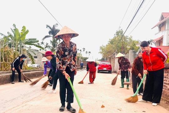 Nông dân Nam Sách dọn vệ sinh đường làng, ngõ xóm đón xuân