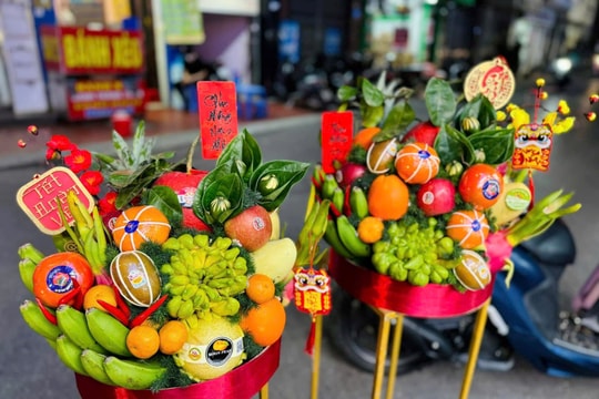 Mâm ngũ quả kèm 'phụ kiện' đắt hàng