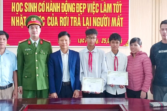 2 nam sinh ở Tứ Kỳ trả lại ví tiền 30 triệu đồng cho người mất