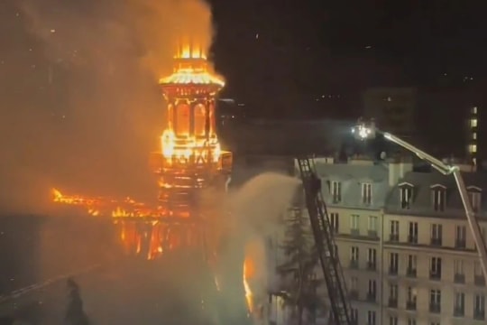 Cháy tòa thị chính quận ở Paris, may mắn không có thương vong