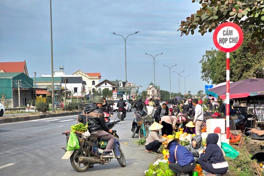 Phớt lờ biển cấm, tiểu thương tràn ra quốc lộ 5 đoạn qua Kim Thành bán hàng Tết