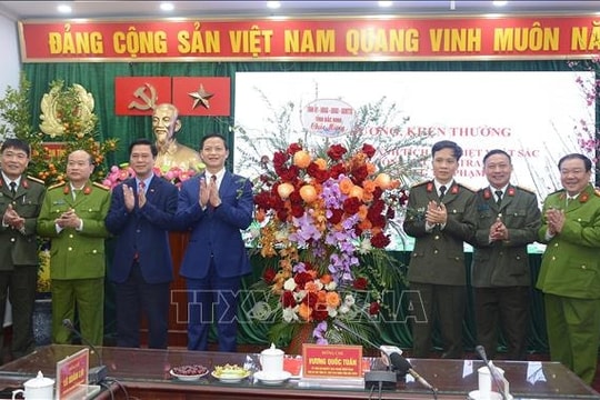 Khen thưởng lực lượng lập chiến công xuất sắc vụ lừa đảo chiếm đoạt tài sản xuyên biên giới