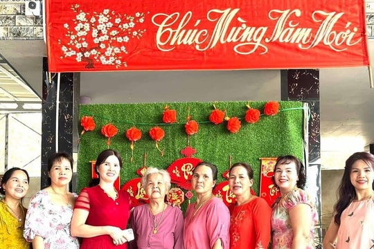 Mùng 1 Tết rộn tiếng cười trong gia đình có 11 con gái ở Tây Ninh