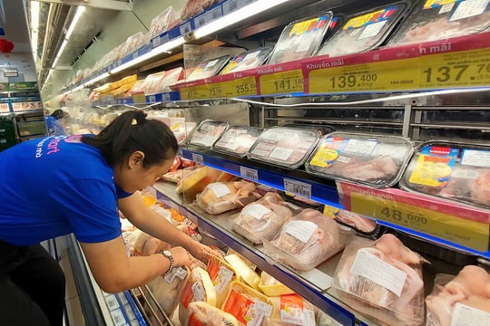 Siêu thị giảm giá nhiều mặt hàng mùng 2 Tết