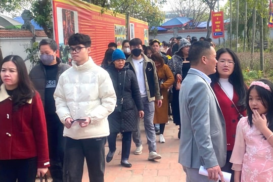 Trên 1 vạn du khách đi lễ đầu xuân ở Cẩm Giàng