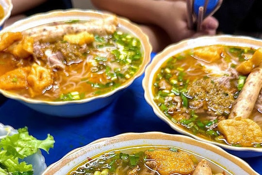 Hà Nội tạm đình chỉ quán bún riêu bán 1,2 triệu đồng 3 bát ngày Tết