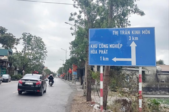 Biển chỉ dẫn đường ở Kinh Môn lạc hậu
