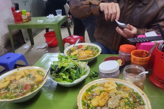 Hàng ăn 'chặt chém' ngày Tết, mất nhiều hơn được