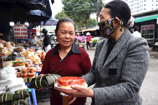 Thị trường đồ cúng sôi động, tăng giá nhẹ trong ngày mùng 4 Tết