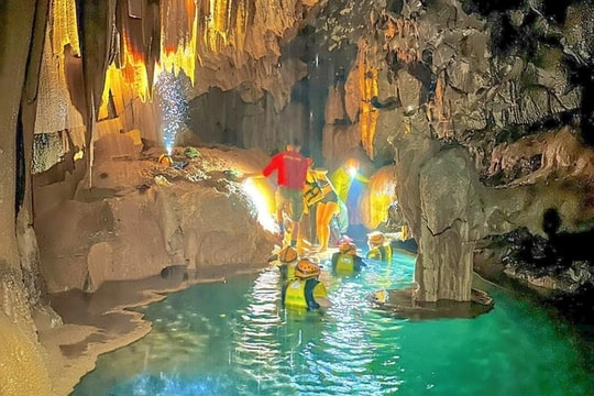 Bí ẩn hồ nước độc lạ 'có một không hai' ở Quảng Bình