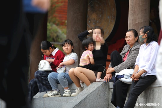 Một số người trẻ vẫn mặc váy ngắn đi lễ chùa
