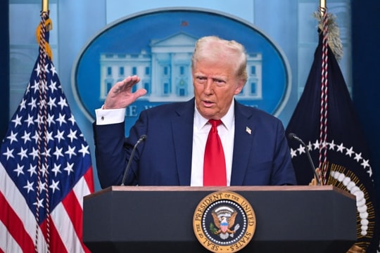 Ông Trump ký lệnh áp thuế 10% với toàn bộ hàng nhập khẩu từ Trung Quốc