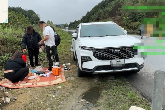 Phạt 13 triệu đồng với lái xe dừng ô tô, trải chiếu ngồi ăn cơm cạnh cao tốc