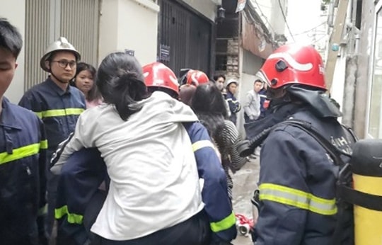 Cháy nhà trọ 6 tầng ở Cầu Giấy, cảnh sát giải cứu được 7 người