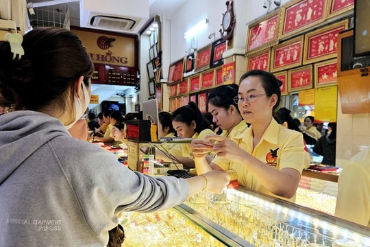 Giá vàng SJC đi ngang, giá vàng nhẫn tiếp tục tăng nhẹ