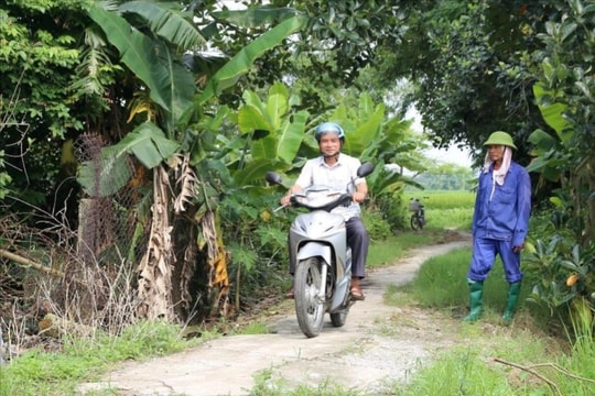Bị phạt vì đi xe máy ra đồng không đội mũ bảo hiểm