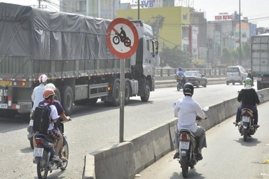 Xe máy đi sai làn đường bị phạt tối đa 14 triệu đồng