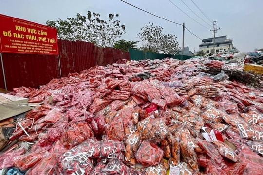 Kinh hoàng cảnh núi bánh kẹo 'lạ' bị xả thải giữa làng ngay sau Tết Nguyên đán