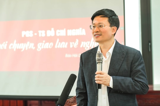 Phó Giáo sư, Tiến sĩ Đỗ Chí Nghĩa nói chuyện về nghề báo tại Báo Hải Dương