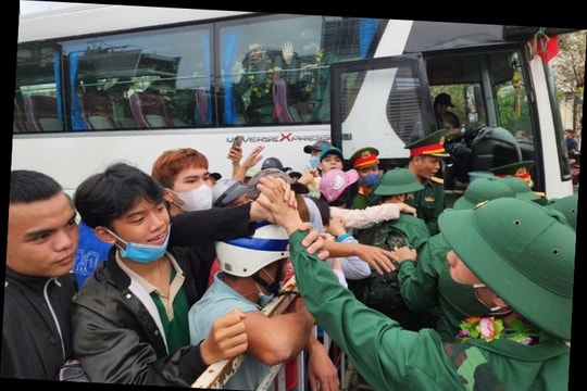 Thảng thốt vì con vắng nhà trước ngày lên đường nhập ngũ