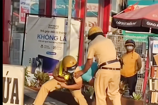 Xác minh clip cảnh sát giao thông ‘kẹp cổ’ lái xe taxi công nghệ ở TP Hồ Chí Minh