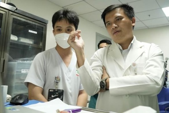Tàn phế tuổi đôi mươi bởi hít bóng cười