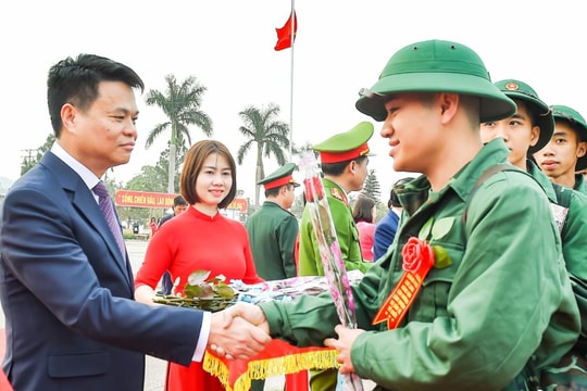 Chủ tịch UBND tỉnh Lê Ngọc Châu dự giao quân tại TP Chí Linh