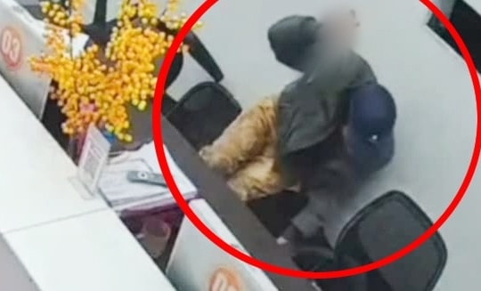Nữ nhân viên ở Nam Định bất ngờ bị người lạ cầm dao dí vào cổ đe dọa