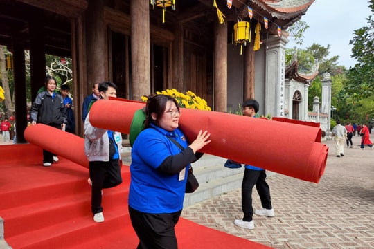 Sinh viên Trường Đại học Sao Đỏ tình nguyện hỗ trợ Lễ hội Côn Sơn - Kiếp Bạc