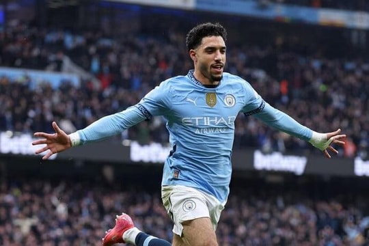Tân binh Marmoush lập hat-trick, Man City trở lại Top 4 Ngoại hạng Anh