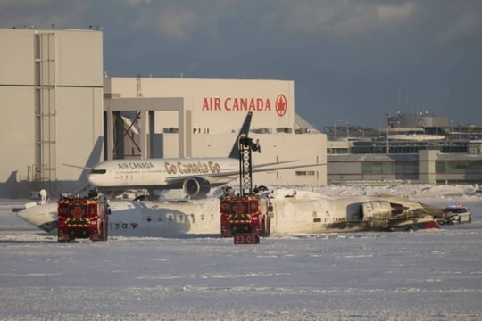 Máy bay chở 80 người lật ngửa, bốc cháy khi hạ cánh tại Canada khiến 19 người bị thương
