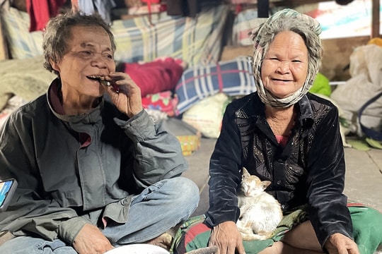 Cặp vợ chồng 90 năm sống trong hang đá ở Quảng Bình