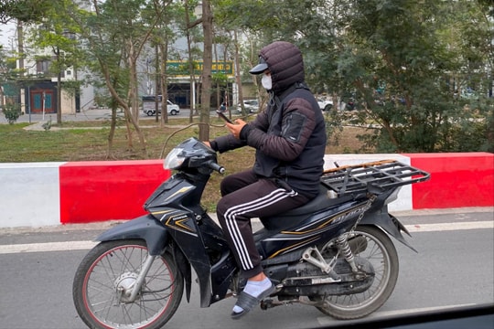 Nguy hiểm khi vừa lái xe vừa dùng điện thoại