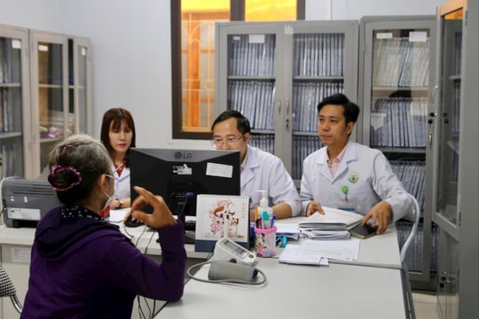 Cấp thiết 'giữ chân' nhân lực y tế