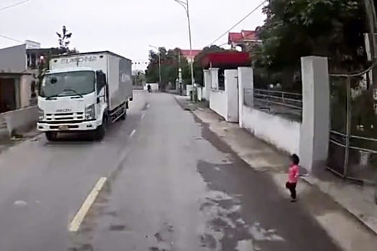 Thót tim cảnh cháu bé ở Thanh Miện lao ra đường ngay trước đầu ô tô