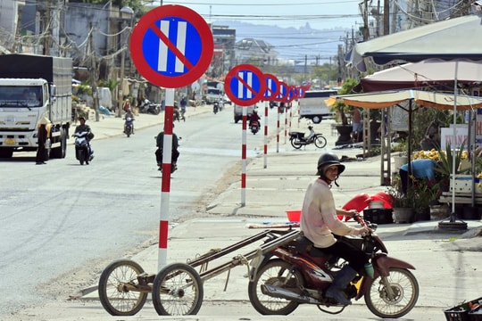 Đoạn đường 1 km có tới 23 biển cấm đỗ xe ngày chẵn