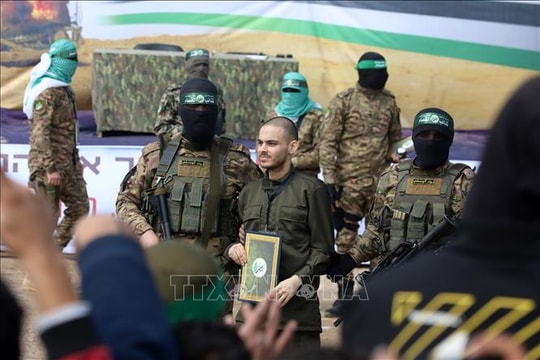 Khoảnh khắc gây xôn xao dư luận: Con tin Israel bất ngờ hôn trán tay súng Hamas