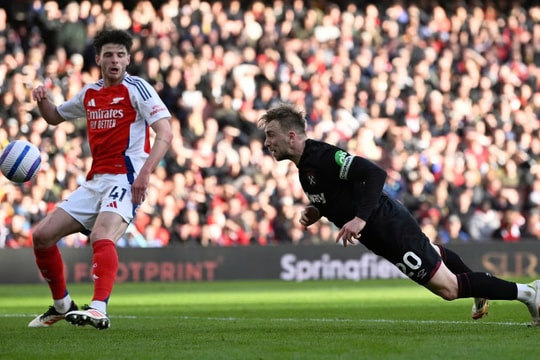 Arsenal thua sốc West Ham trên sân nhà
