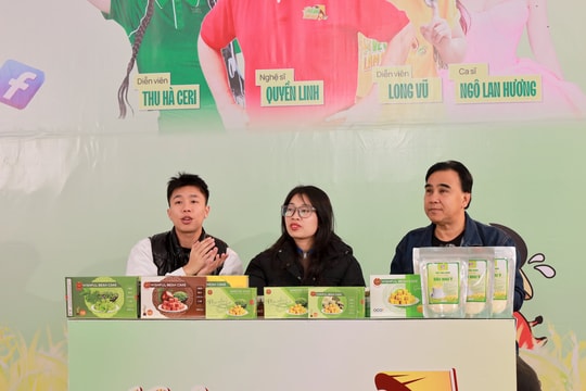 MC Quyền Linh và dàn nghệ sĩ trẻ về Bình Giang livestream quảng bá đặc sản xứ Đông