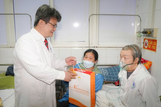 Xây dựng đội ngũ y, bác sĩ giỏi y thuật, sáng y đức